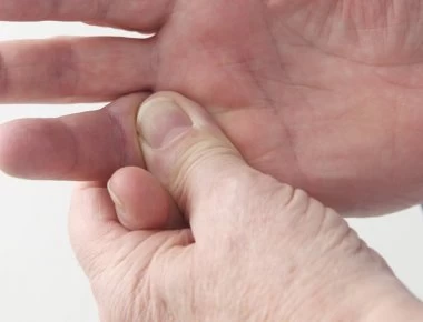 Τα σημάδια στα χέρια σας που «δείχνουν» δέκα σοβαρές παθήσεις